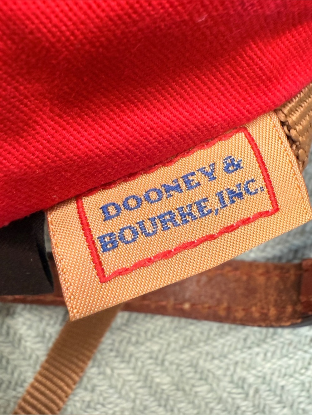 Like New! Dooney & Bourke taupe Y2K leather crossbody purse - Picture 4 of 7